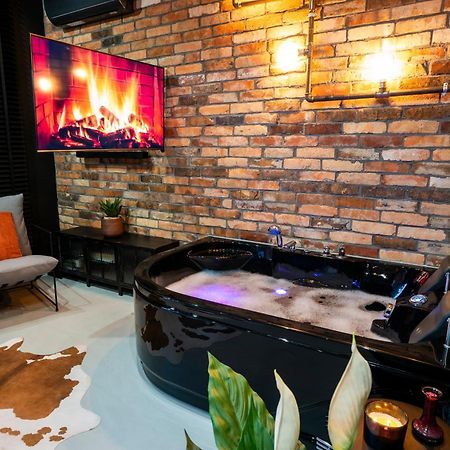 Aparthotel Zator Industrial 58 Jacuzzi Екстериор снимка