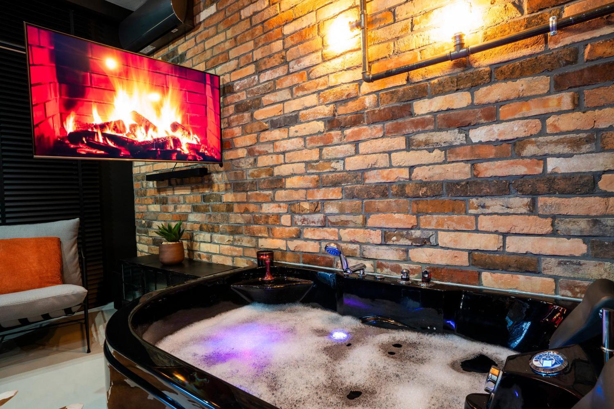 Aparthotel Zator Industrial 58 Jacuzzi Екстериор снимка
